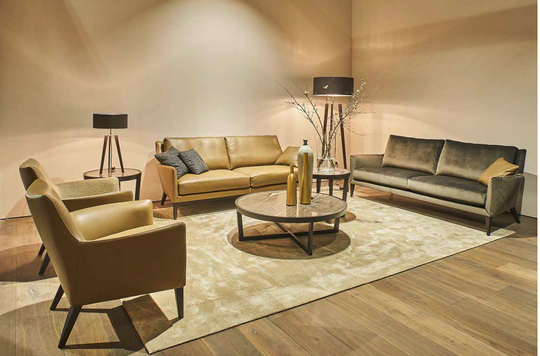 Wohnensemble mit Sofas und Sesseln in warmen Naturtönen