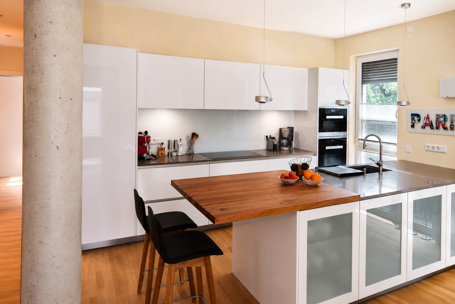 Weiße SieMatic Küche mit freitragender Kirschbaumtheke in Bad Homburg