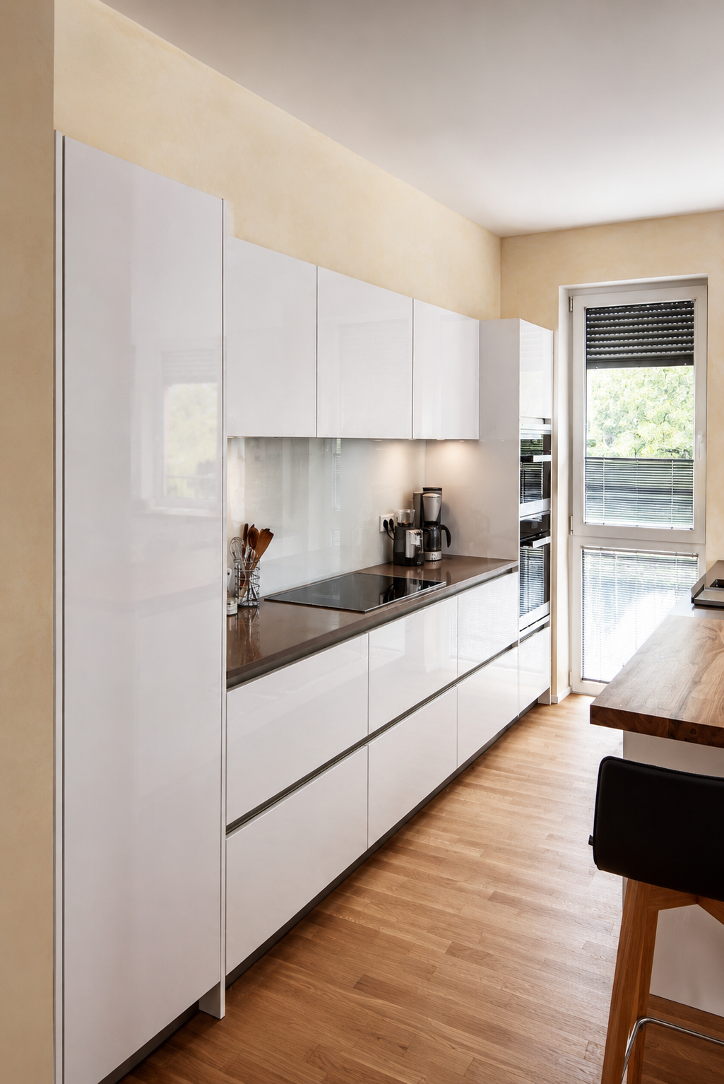 Weiße SieMatic Küchenzeile mit Hochglanzfronten in Bad Homburg