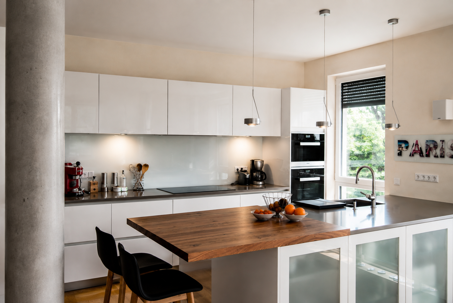 Weiße SieMatic Küche mit Miele Einbaugeräten und Blanco Spüle