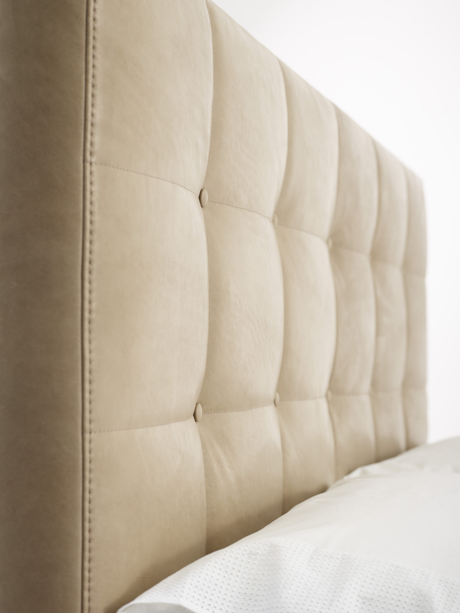 Möller Design Bohemian Kopfteil mit feiner Knopfheftung